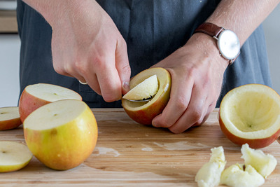 Äpfel mit einem Löffel aushöhlen