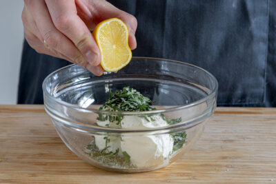 Zitrone zu Creme fraiche geben