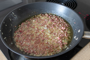 Zwiebel und Schinkenwürfel anbraten