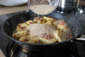 Paniermehl zu den Klößen geben