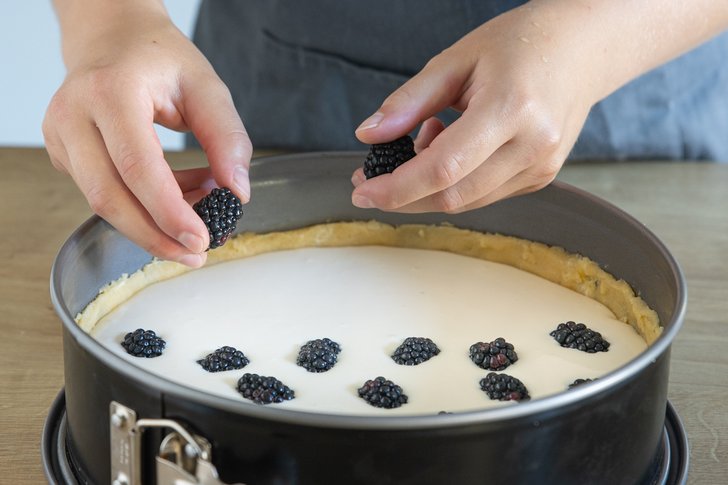 Brombeeren auf dem Kuchen verteilen