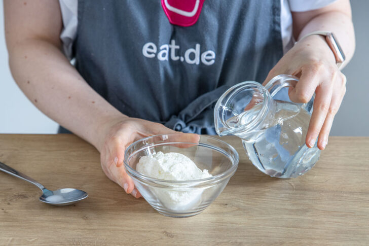 Quark mit Wasser glatt streichen