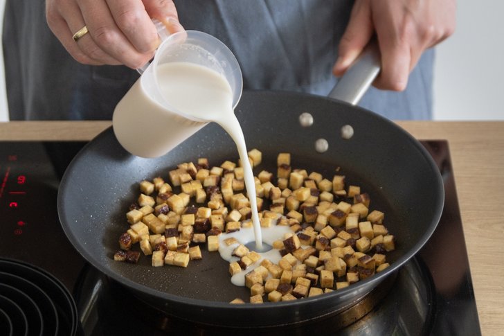 Cashewsahne zum Tofu geben und köcheln lassen