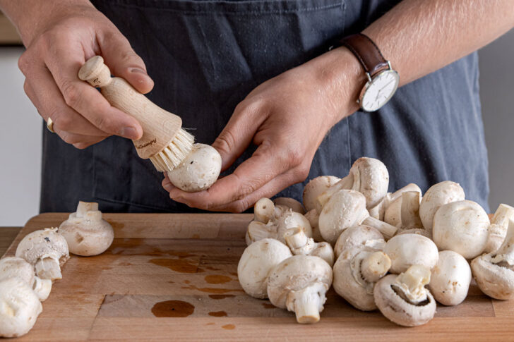 Champignons putzen