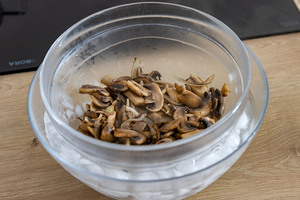 Champignons im Eis abkühlen lassen
