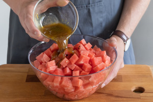 Dressing zur Wassermelone geben