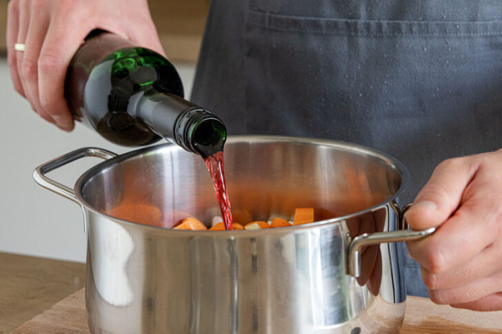 Rotwein zum Hirschgulasch geben