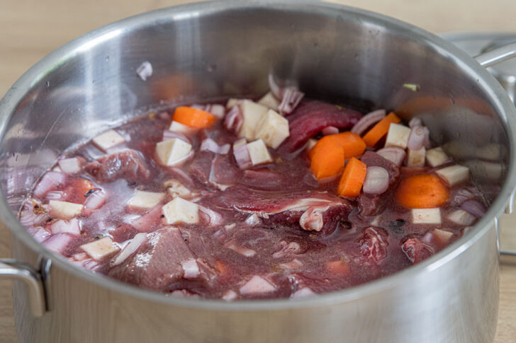 Hirschgulasch in Rotwein einlegen