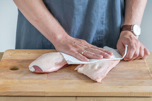 Entenfleisch abtupfen