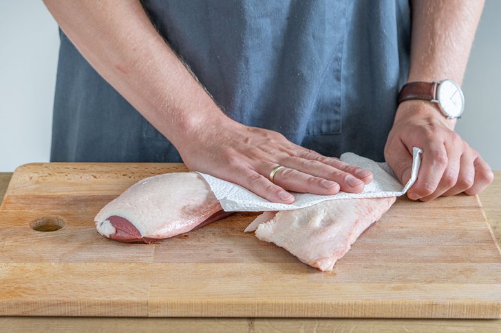 Entenfleisch abtupfen