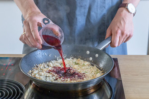 Rotwein dazugießen