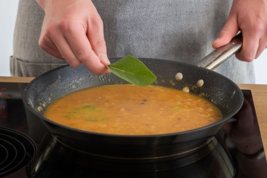 Orangensauce mit Salbei würzen