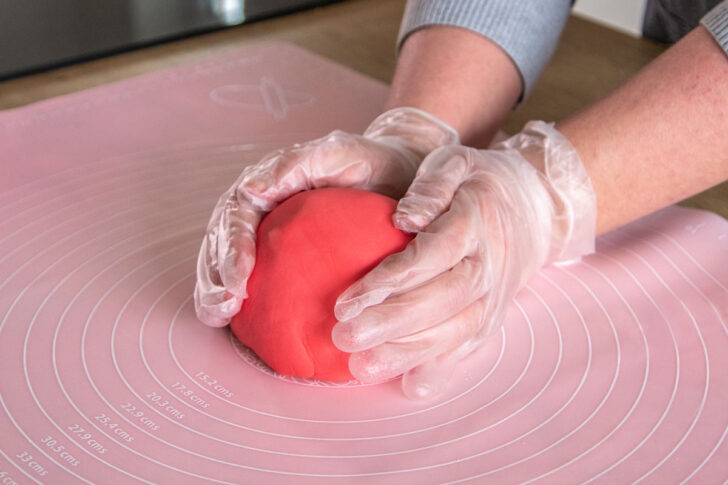 Fondant Farbe einkneten