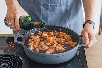 Mit Rotwein ablöschen