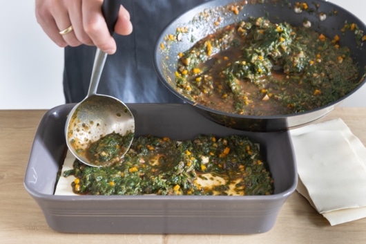 Vegetarische Gemüselasagne schichten