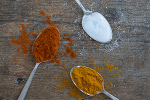 ein Esslöffel Salz, Curry und Paprikapulver