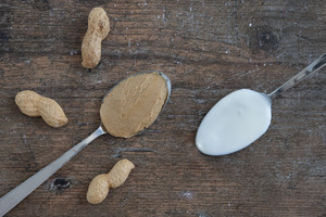 ein Esslöffel Erdnussbutter und Joghurt