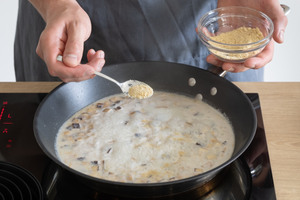 Cashewsahne mit Hefeflocken würzen