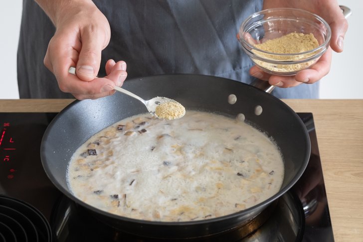 Cashewsahne mit Hefeflocken würzen