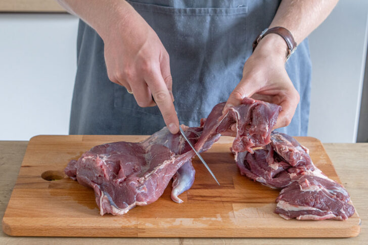 Fleisch von Sehen und Fett befreien