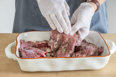 Hirschkeule vor dem Sous-Vide garen mit Marinade einreiben