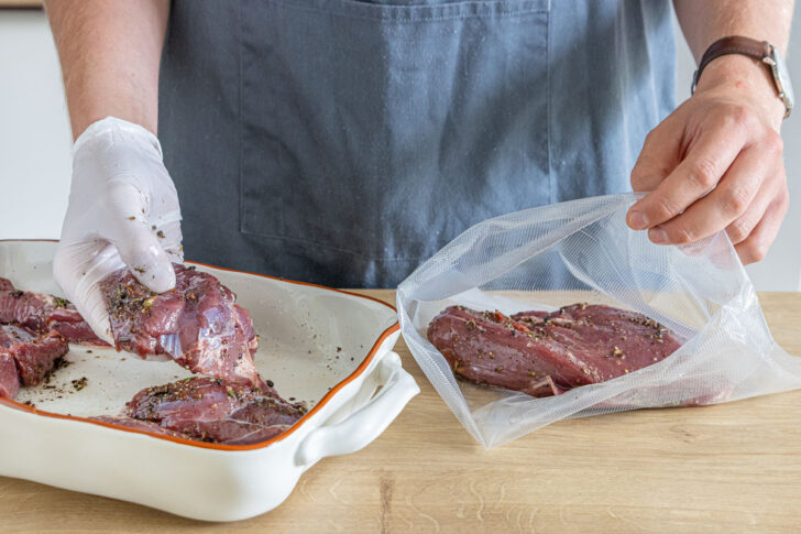 Fleisch in Vakuumierbeutel geben