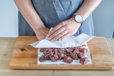 Hirschfleisch abtupfen