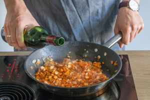 Gemüse für Hirschragout mit Rotwein ablöschen