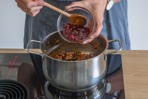 Preiselbeeren zum Hirschragout geben