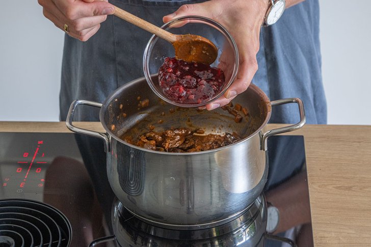 Preiselbeeren zum Hirschragout geben