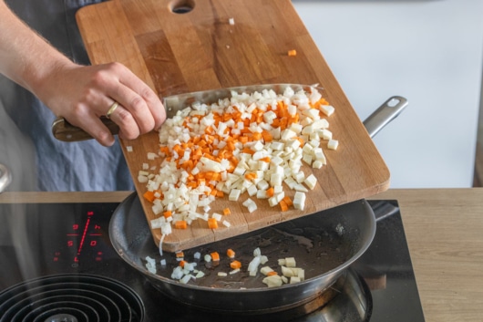 Gemüse in Pfanne geben