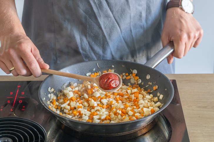 Tomatenmark dazugeben