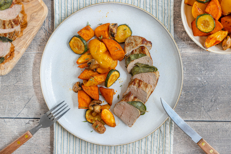 Kalbsfilet aus dem Backofen mit Salbei und Ofengemüse | Rezept - eat.de