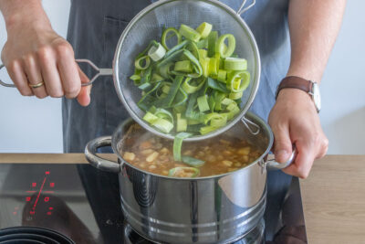 Lauch zur klassischen Erbsensuppe geben
