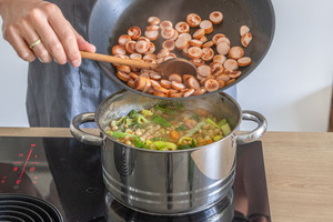 Würstchen zur Erbsensuppe geben