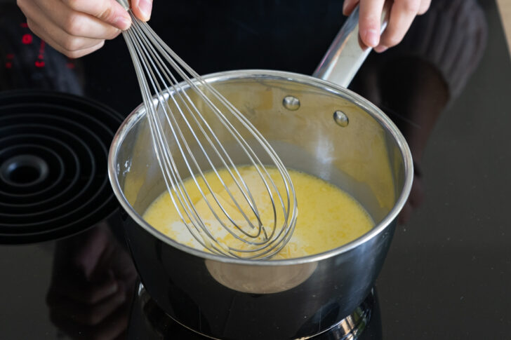 Butter in der Milch schmelzen
