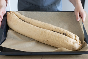 Mohnstollen aufs Backblech geben