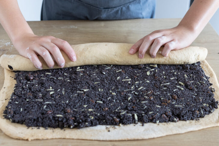 Mohnstollen einrollen