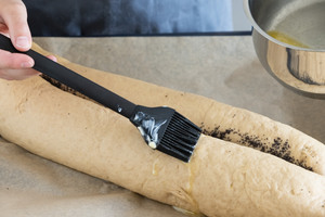 Mohnstollen mit Butter einstreichen