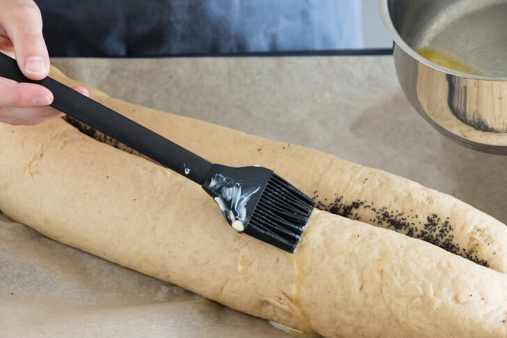 Mohnstollen mit Butter einstreichen