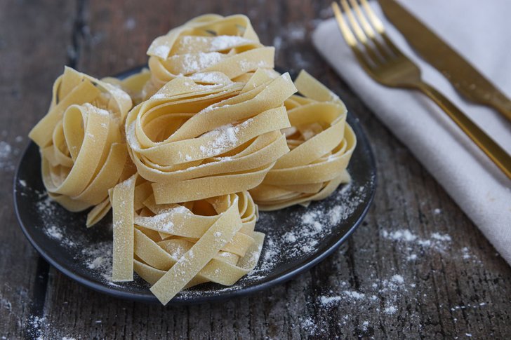 Pappardelle auf einem Teller