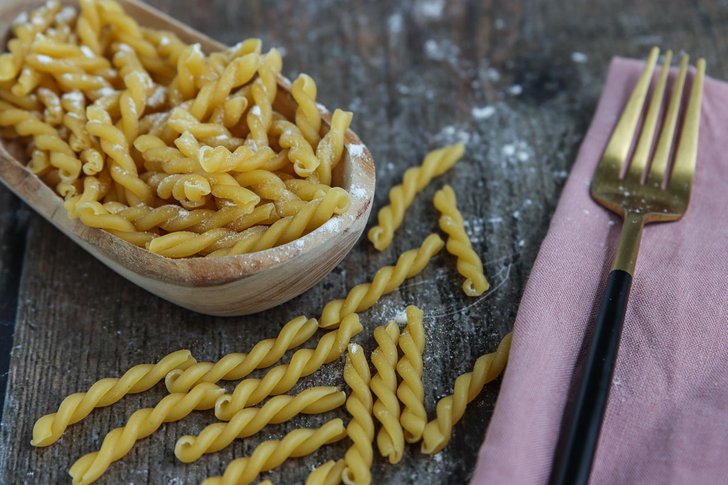 Gemelli in einer länglichen Schüssel