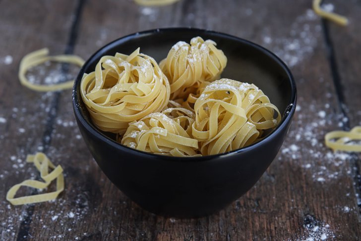 Tagliatelle in einer Schüssel
