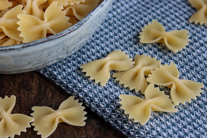 Farfalle auf einem Tuch