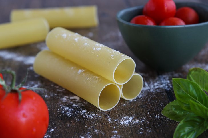 Cannelloni auf dem Tisch gestapelt