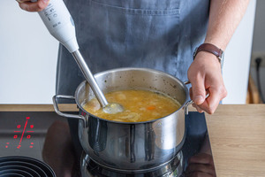 Kartoffelsuppe pürieren