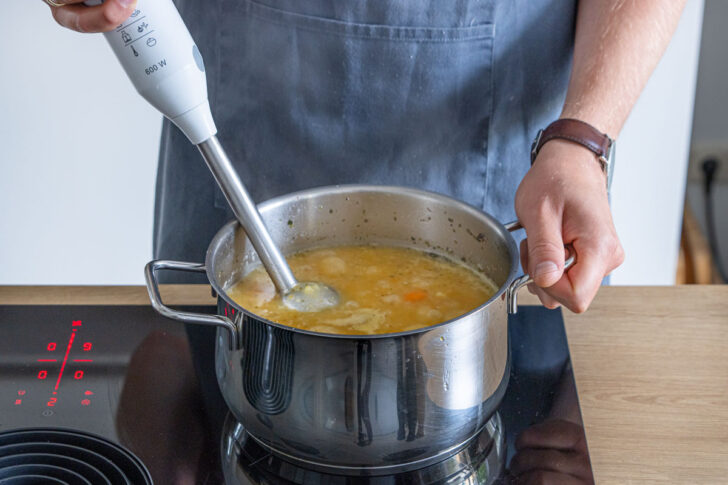 Kartoffelsuppe pürieren