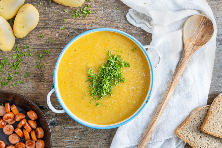 Kartoffelsuppe nach Omas Rezept mit Würstchen