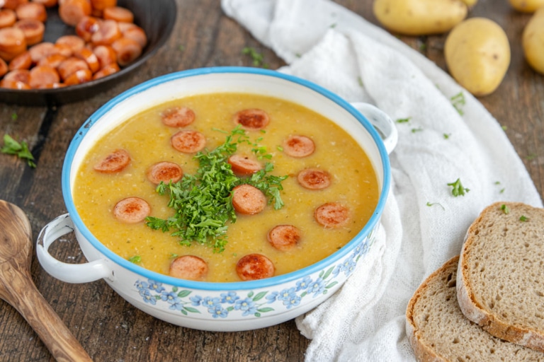 Kartoffelsuppe nach Omas Rezept mit Würstchen | Rezept - eat.de