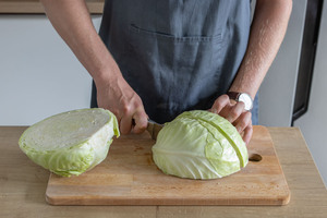 Weißkohl halbieren